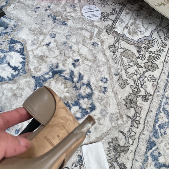 Burberry slingback heels - Picture 3 of 5